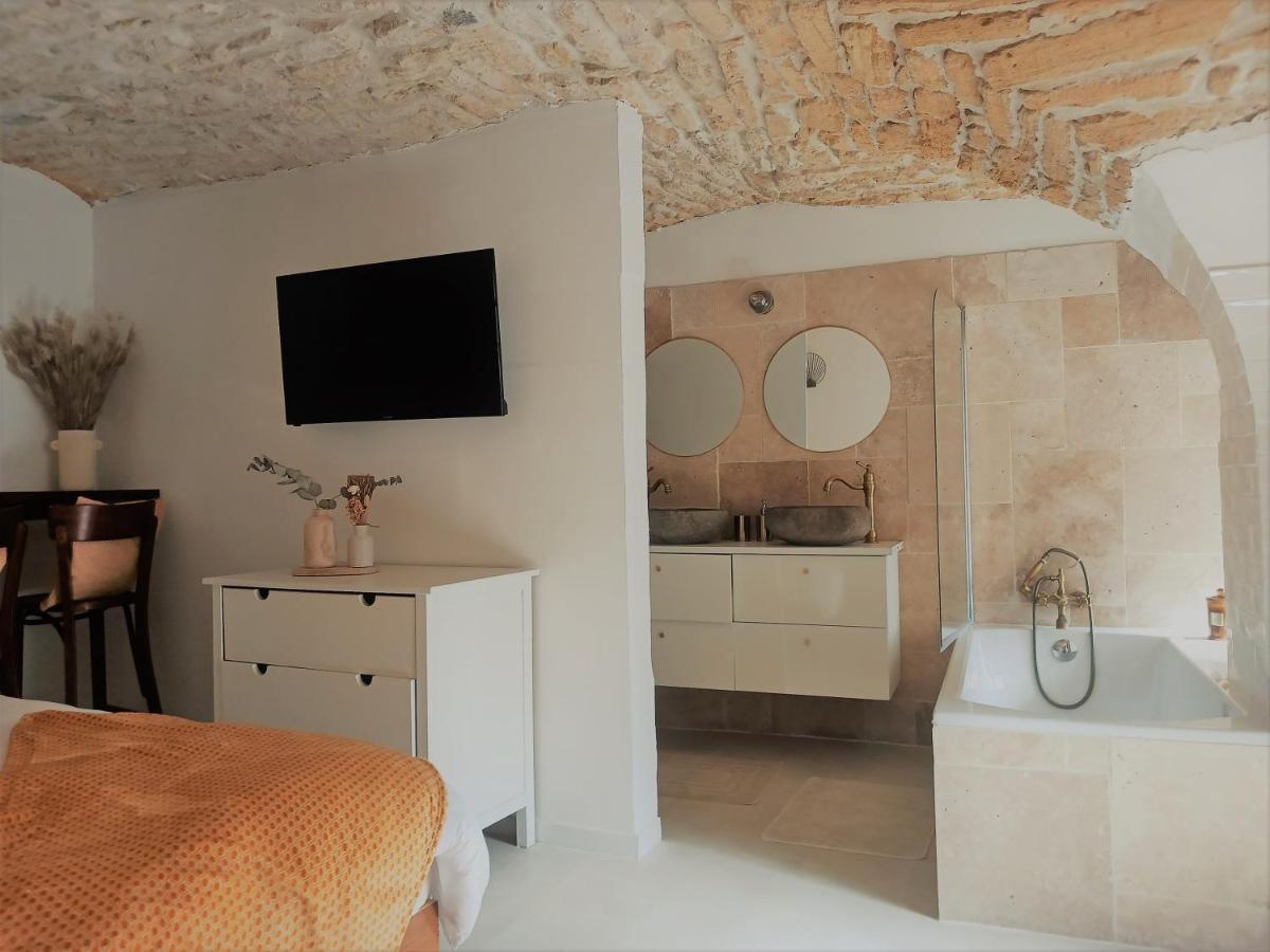 Bed and Breakfast La Cachette Aigues-Vives  Экстерьер фото