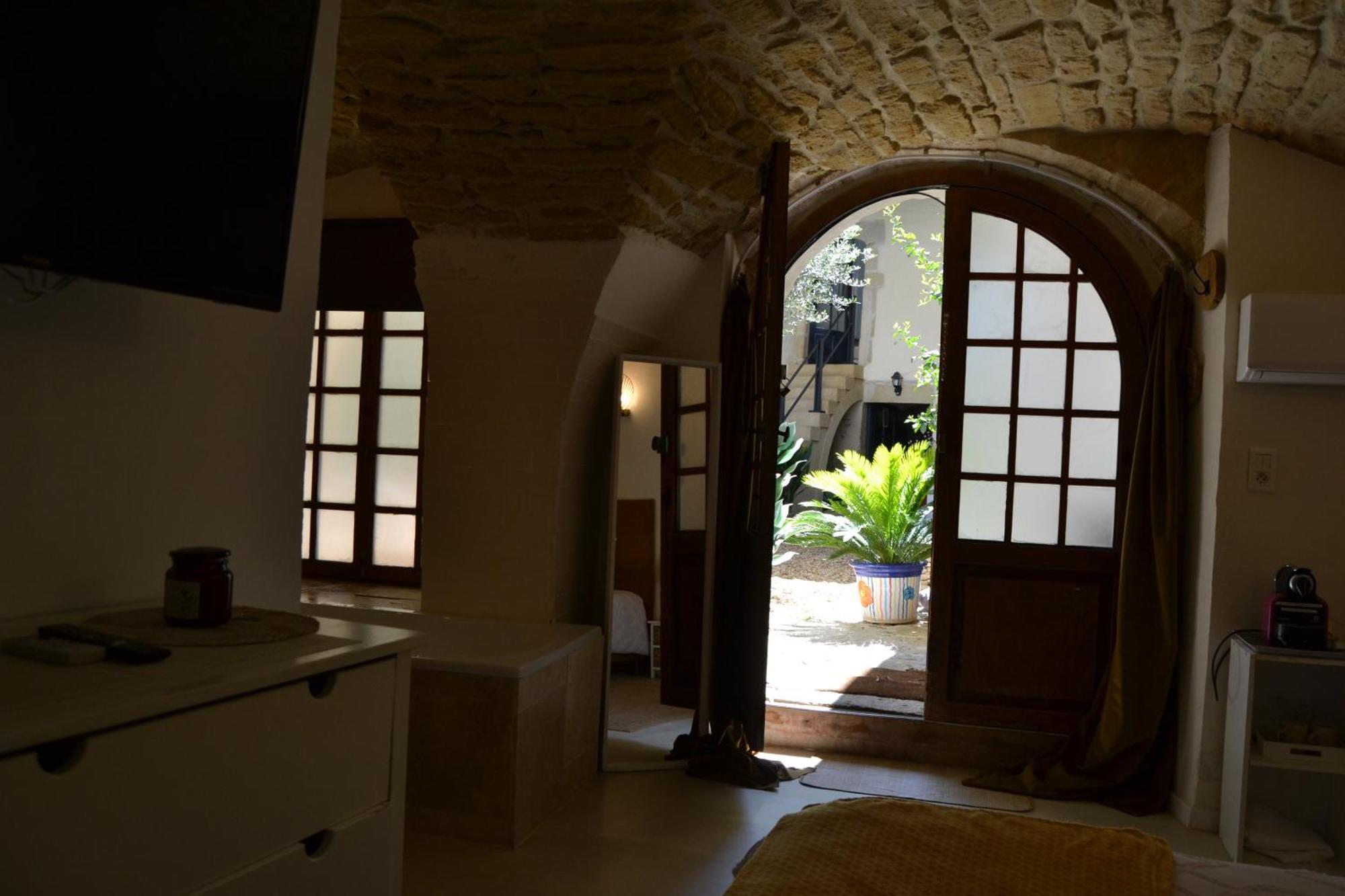 Bed and Breakfast La Cachette Aigues-Vives  Экстерьер фото