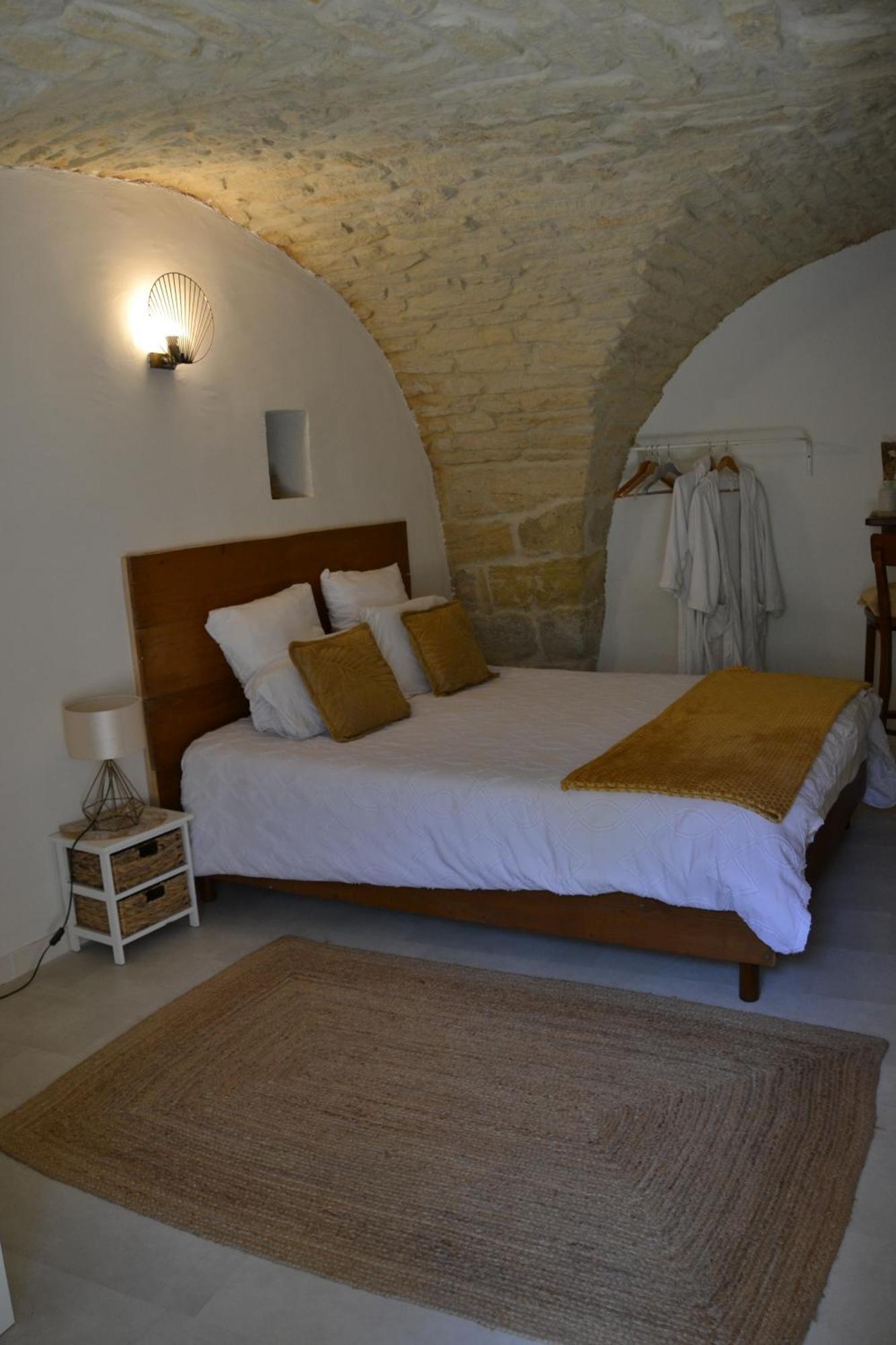 Bed and Breakfast La Cachette Aigues-Vives  Экстерьер фото