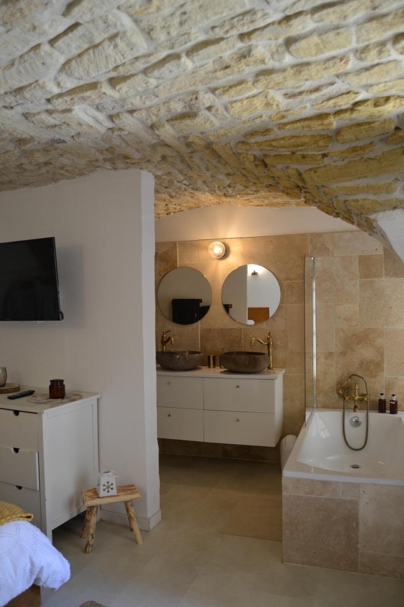 Bed and Breakfast La Cachette Aigues-Vives  Экстерьер фото